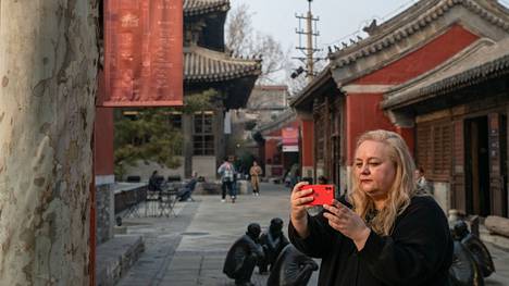 Rebekka Mikkola on käymässä ensimmäistä kertaa Kiinassa sen jälkeen kun hänestä tuli siellä somevaikuttaja ja julkkis. Tiistaina hän otti kuvia pekingiläisen teehuoneen ulkopuolella.