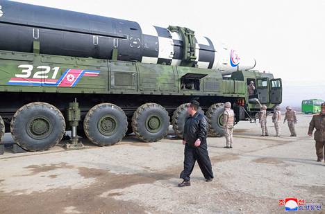 Pohjois-Korean KCNA-uutistoimiston mukaan kuvassa Kim Jong-un kävelee ballistisen mannertenvälisen Hwasong-17-ohjuksen ja sen laukaisujärjestelmän ohitse.