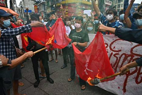 Mielenosoittajat polttivat Myanmarin asevoimien lippuja 11. kesäkuuta.