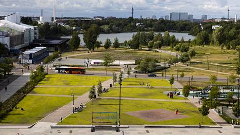 Töölönlahdenpuistoa aiotaan parantaa jo ennen kattavampaa uudistamista. Tältä puisto näytti heinäkuussa 2023.