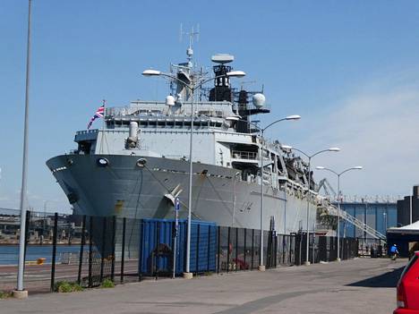 HMS Albion oli Munkkisaaren laiturissa maanantaina puolenpäivän aikoihin.