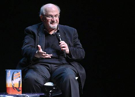 Kirjailija Salman Rushdie esittelemässä teostaan Itävallassa vuonna 2019.
