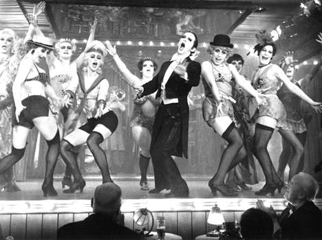 30-luvun berliiniläisen Cabaretin tanssia, keskellä Joel Grey.