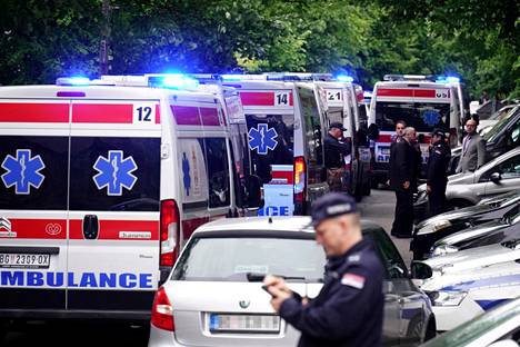 Ambulansseja ja poliiseja ammuskelun tapahtumapaikalla koululla Belgradissa 3. toukokuuta. 