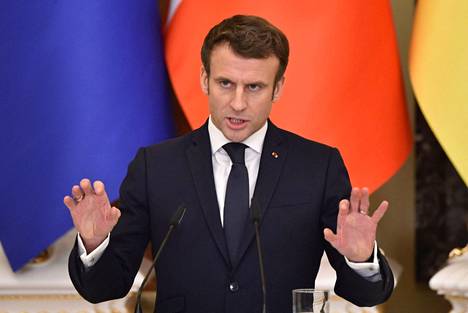 Ranskan presidentti Emmanuel Macron puhui jäljittelemättömällä tyylillään Kiovassa tiistaina.