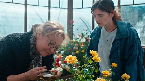 Catherine Frot ja Marie Petiot hoivaavat kukkia elokuvassa Ruusuntekijä.