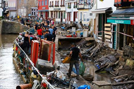 Viranomaiset ja vapaaehtoiset raivasivat tulvan aiheuttamia tuhoja Bad Münstereifelissa Euskirchenissä. 