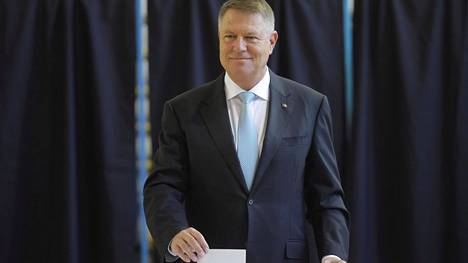 Romanian istuva presidentti voittamassa odotetusti presidentinvaalit