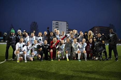 Tikkurilan Palloseura juhli sunnuntai-iltana Kuopiossa jalkapallon naisten SM-hopeaa. TiPS poseerasi mitalikuvassa sekä omana joukkueenaan että yhdessä pronssijoukkue Kuopion Palloseuran kanssa.