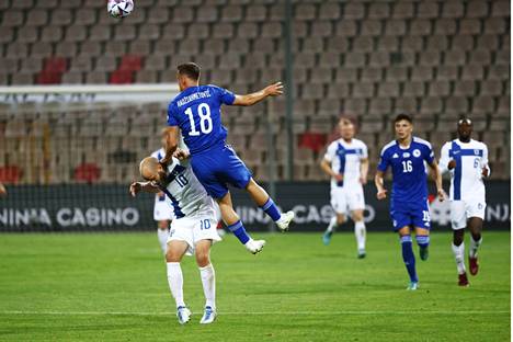 Huuhkajien Teemu Pukki jäi Amir Hadžiahmetovićin alle tiistai-illan ottelussa Bosnia ja Hertsegovinaa vastaan.