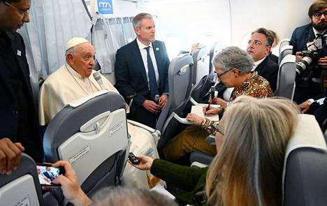 Paavi Franciscus puhui toimittajille lentokoneessa sunnuntaina Unkarin-vierailunsa jälkeen.