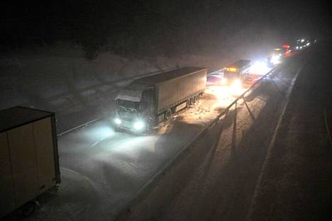 Auf der verschneiten Straße E22 gerieten Lkw besonders in Bedrängnis.