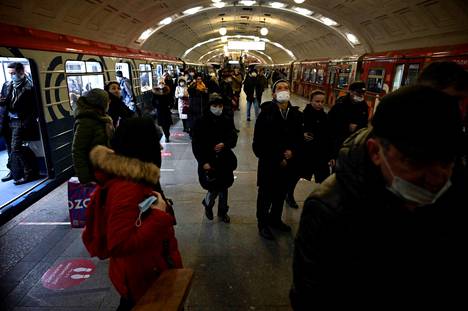 Matkustajia metroasemalla Moskovassa helmikuussa.