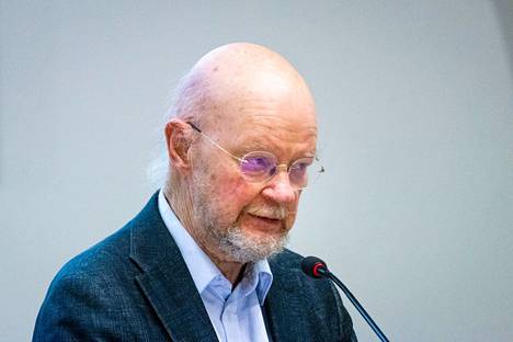 Vihreiden kaupunginvaltuutettu Osmo Soininvaara valtuuston kokouksessa marraskuussa 2021. 