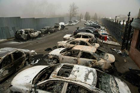 Poltettuja autoja Almatyssa torstaina.