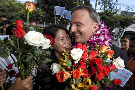 Andy Hall saa kukkia kannattajaltaan keskiviikkona saapuessaan oikeustalolle Bangkokissa.