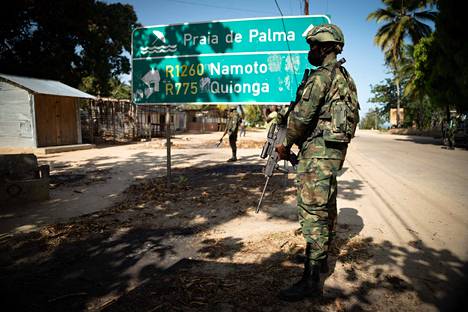 Ruandalainen sotilas seisoo lähellä Palman kaupunkia Cabo Delgadossa. Ruanda on lähettänyt heinäkuusta alkaen tuhat sotilasta ja poliisia auttamaan kapinallisten vastaisessa taistelussa Mosambikissa.