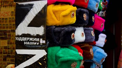 Z-merkkejä t-paidoissa moskovalaisessa matkamuistomyymälässä 27. maaliskuuta 2022.