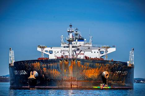 Greenpeace-aktivistit yrittivät estää venäläistä öljyä kuljettaneen Ust Luga -säiliöaluksen lastin purkamista norjalaisessa Åsgårdstrandin satamassa huhtikuussa.