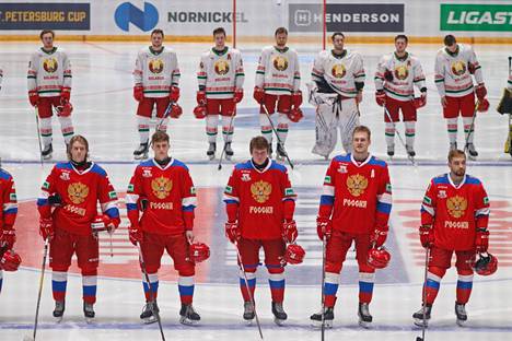 Venäjän (edessä) ja Valko-Venäjän maajoukkueet saavat pelata keskenään jatkossakin. Kuva toukokuun alussa Pietarissa järjestetystä ”kansainvälisestä turnauksesta”, johon osallistuivat Venäjä, Valko-Venäjä sekä Venäjän alle 20-vuotiaiden maajoukkue.