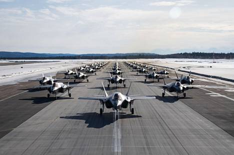 Yhdysvaltain ilmavoimien käytössä olevia F-35 -hävittäjiä Eielsonin lentotukikohdassa Alaskan Fairbanksissa 25. maaliskuuta.