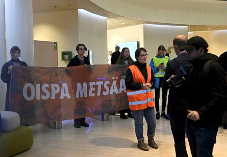 Elokapinan mielenosoitus tiistaina UPM:n pääkonttorilla Helsingissä.