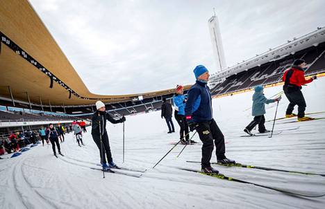 Olympiastadionille tehdään hiihtoladut Ski Weeks -tapahtuman ajaksi. Kuva on viime vuodelta.