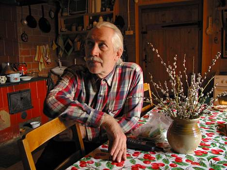 Kirjailija Jaan Kaplinski (1941– 2021) tuli virolaiseen runouteen 1960-luvun modernismin. – Kaplinski Tartossa vuonna 2002.