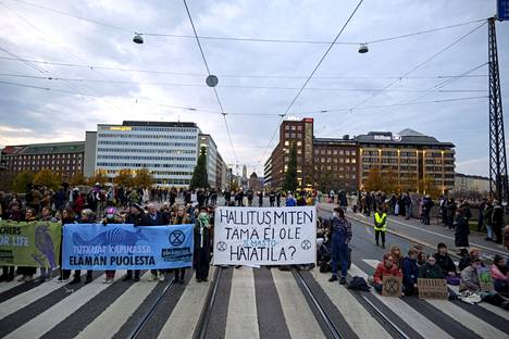 Ympäristöliike Elokapina katkaisi mielenosoituksella Pitkänsillan Helsingissä lokakuussa.