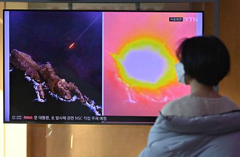 Pohjois-Korea on tuoreen raportin mukaan rahoittanut ydinase- ja ohjusteknologiaansa muun muassa kyberhyökkäysten avulla. Kuvassa etelä-korealainen nainen katsoo televisiolähetystä Pohjois-Korean ohjuskokeesta Soulissa tammikuussa.