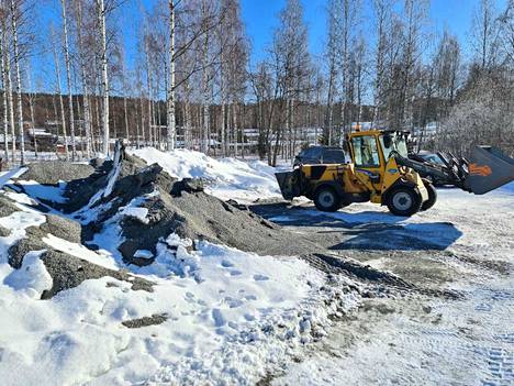 Hiekoitustöissä ollut työntekijä kuoli hiekkasirottimeen Kuopiossa maaliskuussa. Aluehallintoviraston tarkastuskertomuksen kuvassa näkyy työkone onnettomuuspaikalla.