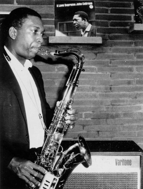 Coltrane esittelee loppuvuonna 1965 otettu mainoskuvassa Varitone-sähkösaksofonia, jonka Selmer-yhtiö kehitti eräänlaiseksi sähkökitaran vastineeksi 1960-luvun puolivälissä. Coltrane ei levyttänyt Varitonella koskaan.