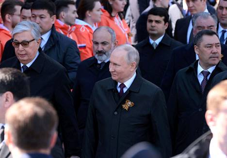Kazakstanin presidentti Kasym-Žomart Tokajev (vas.) osallistui muiden Keski-Aasian maiden ja Putinin kanssa voitonpäivän paraatiin Moskovassa.