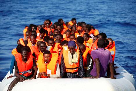 Siirtolaisia pelastusveneessä Välimerellä lokakuussa 2016.