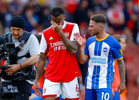Arsenalin Gabriel (vas.) oli sunnuntai-iltana pettynyt mies. Brighton & Hove Albionin Alexis Mac Allisterin tunnelmat olivat iloisemmat.