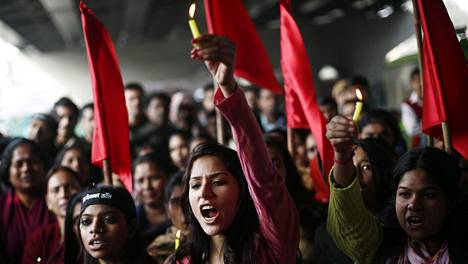 Intiassa vuonna 2012 tapahtuneesta joukko­raiskauksesta tuomittujen hirttäjäiset siirtyvät jälleen
