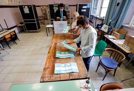Italiassa äänestettiin perustuslakimuutoksesta äänestettiin kansanäänestyksessä sunnuntaina ja maanantaina. Kuvassa on vaalivirkailijoita Italian pääkaupungissa Roomassa maanantaina.