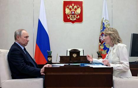 Venäjän presidentti Vladimir Putin ja Venäjän lapsiasiain­valtuutettu Marija Lvova-Belova tapasivat 16. helmikuuta. ICC on antanut heistä pidätysmääräyksen. 