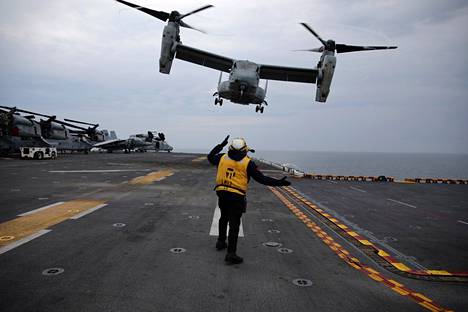 Osprey-lentokone laskeutumassa USS Kearsargen kannelle kesäkuussa Baltops-harjoituksen aikana. Kuvasta näkee, kuinka koneen potkurit on käännetty ylös, jolloin ne toimivat kuin helikopterin roottorit. 