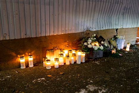 Loimaalla ulosajossa kuolleiden nuorten muistoksi tuotiin kynttilöitä ja kukkia. Kuva on otettu joulukuussa 2022.