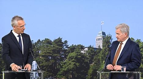 Naton pääsihteeri Jens Stoltenberg (vas.) ja tasavallan presidentti Sauli Niinistö pitivät sunnuntaina iltapäivällä yhteisen tiedotustilaisuuden Naantalin Kultarannassa. 