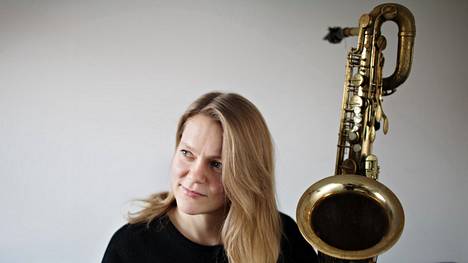 Mopo-yhtyeen saksofonisti Linda Fredriksson kaipasi lapsena naispuolisia esikuvia – nyt hän on rohkaissut naisia soittajiksi aina Beninissä asti