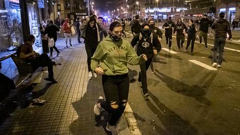 HS Barcelonassa: Väkivalta ja turhautuminen kasvavat Barcelonan öisillä kaduilla: ”Mikään tässä ei ole normaalia”