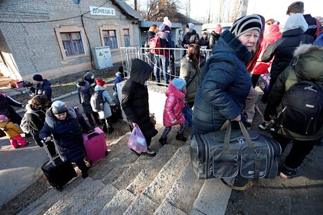 Asukkaita nousi Venäjälle suuntaaviin evakuointivaunuihin Itä-Ukrainan separatistialueella sijaitsevan Donetskin rautatieasemalla sunnuntaina. 