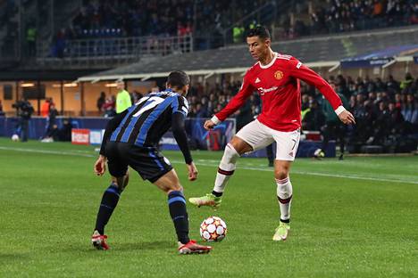 Cristiano Ronaldo teki tutun jalka pallon yli -harhautuksensa Mestarien liigan ottelussa marraskuussa. Harhautettavana oli Davide Zappacosta Atalantasta.