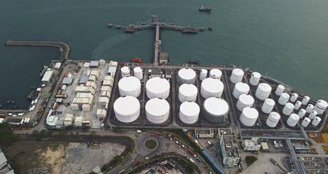 Pandemia on heiluttanut voimakkaasti öljyn hintaa maailmanmarkkinoilla. Kuvassa Sinopecin öljytankkeja Hongkongissa. 