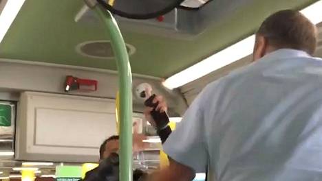 Välikohtaus järkytti matkustajia Ison Omenan pysäkillä, kun bussi­kuskin ja matkustajan välille kehkeytyi käsirysy – kuljettaja sanoo lyöneensä matkustajaa itse­puolustukseksi