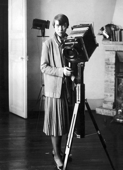 Valokuvaaja Berenice Abbott Pariisissa vuonna 1927. Amerikkalaissyntyinen valokuvaaja tunnetaan muun muassa New York -kuvistaan 1930-luvulta.
