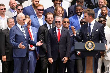 Tampa Bay Buccaneersin pelinrakentaja Tom Brady (oik.) ja omistaja Bryan Glazer olivat mukana NFL:n mestarijoukkueen vieraillessa Yhdysvaltojen presidentin Joe Bidenin luona Valkoisessa talossa.