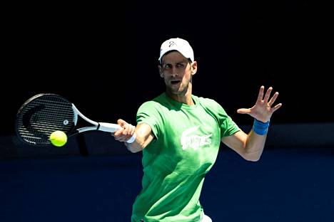 Novak Djokovic harjoitteli torstaina Australian avoimen tennisturnauksen harjoituskentillä.